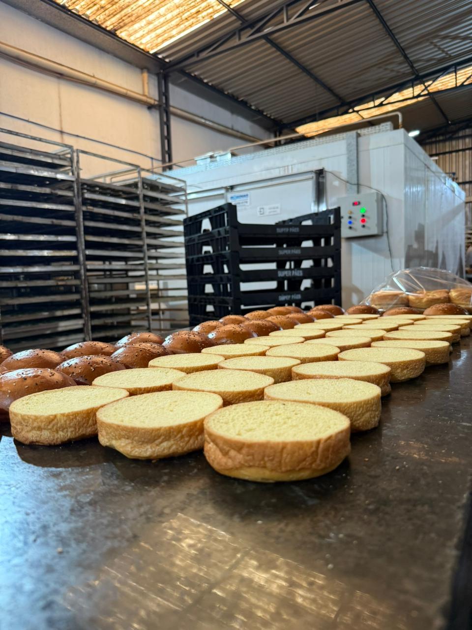 flowpack com cortadora de pão, embaladora flowpack com corte, máquina flowpack com serra fita, flowpack para pão com corte automático, embaladora de pão com cortador integrado