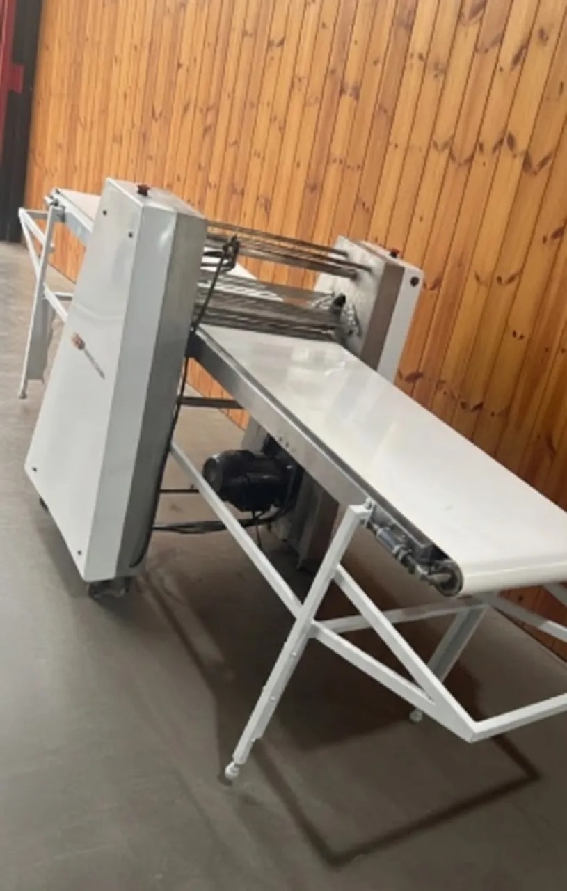 Laminadora de massas Perfecta seminova com duas velocidades para produção de massas folhadas e industriais